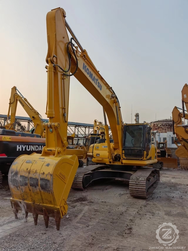 Japan Used Komatsu PC240 PC240-8 Medium Excavator 24ton Second Hand Komatsu 240 240-8 Earth Moving Digger Construction Machinery