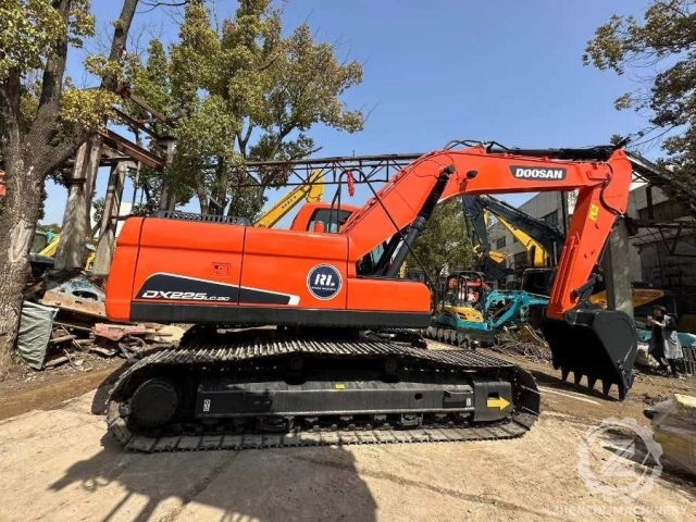Doosan Dx225LC-9C Dx300 Used Excavator Equipment Construction Digging Machine
