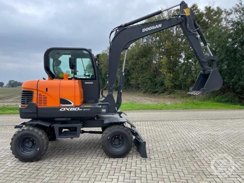 Rubber Wheel Used Doosan Excavator Machinery DX60W 5550KG